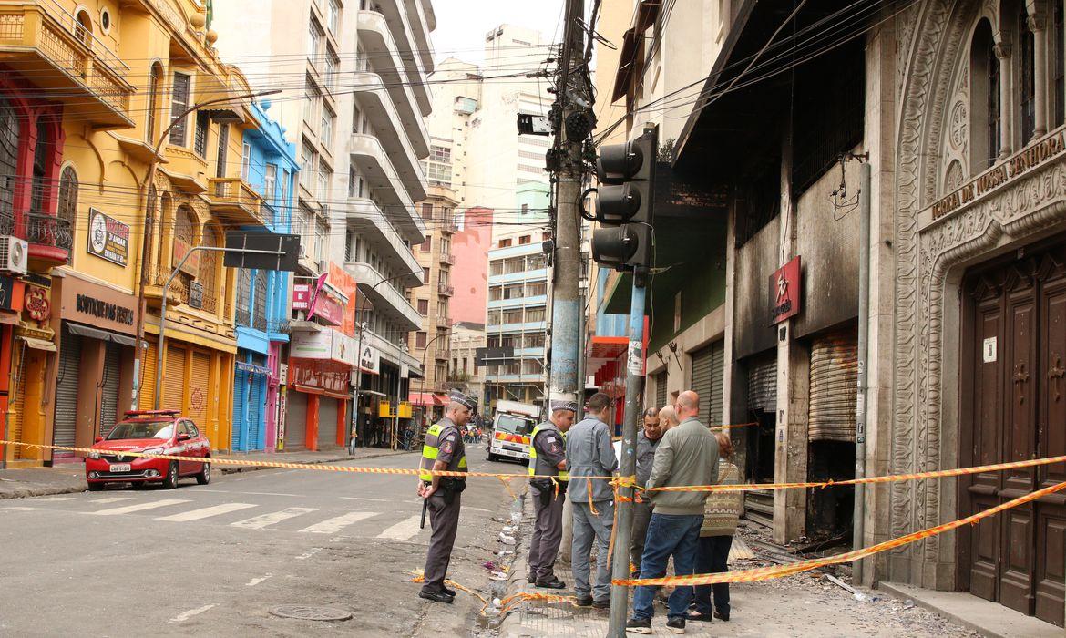 Vistoria descarta risco iminente em prédio incendiado na 25 de março