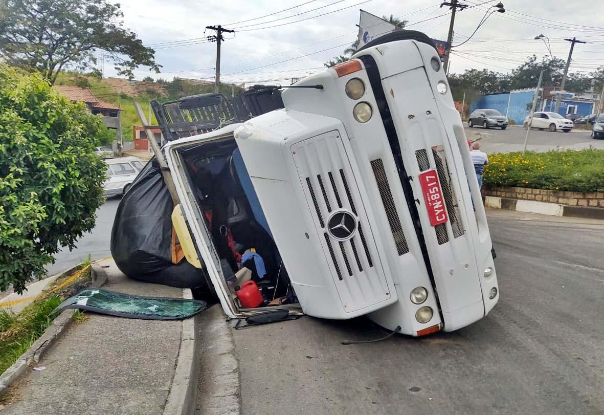 Caminhão tomba no acesso à Avenida Pedro Mascagni