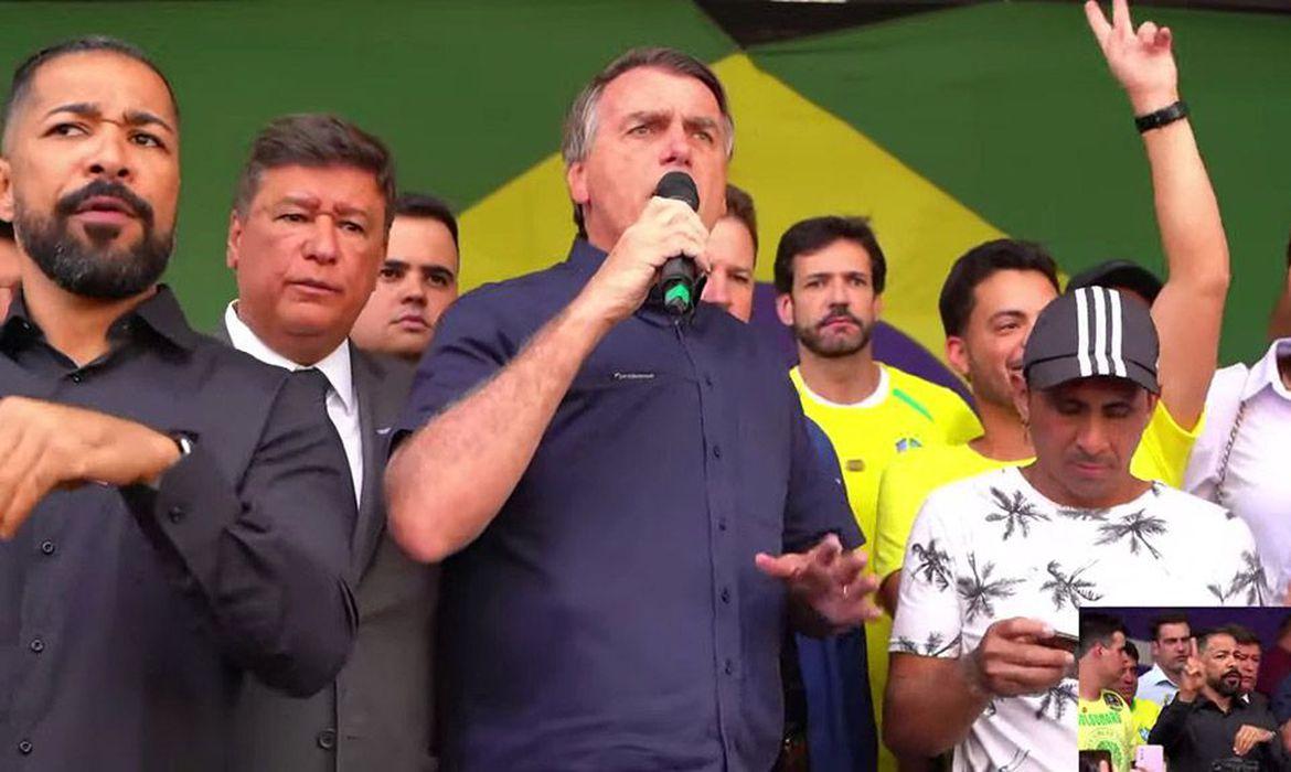 Em comício, Bolsonaro defende excludente de ilicitude para policiais