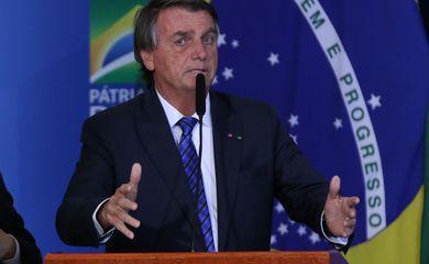 Em Curitiba, Bolsonaro diz que Brasil é o país que dá certo