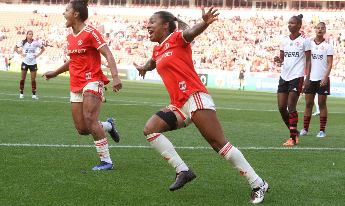 Inter empata com Flamengo e se garante em semi do Brasileiro Feminino