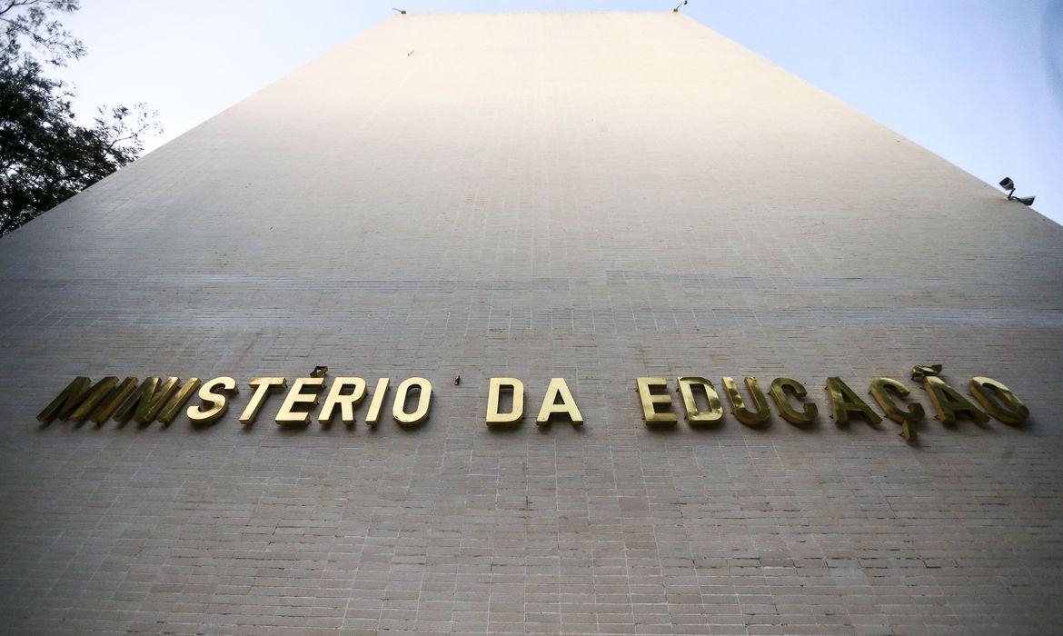 Mais de 9 mil estudantes recebem hoje Bolsa Permanência