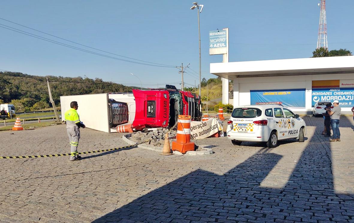 Motorista morre após carreta tombar em posto de combustível no Morro Azul