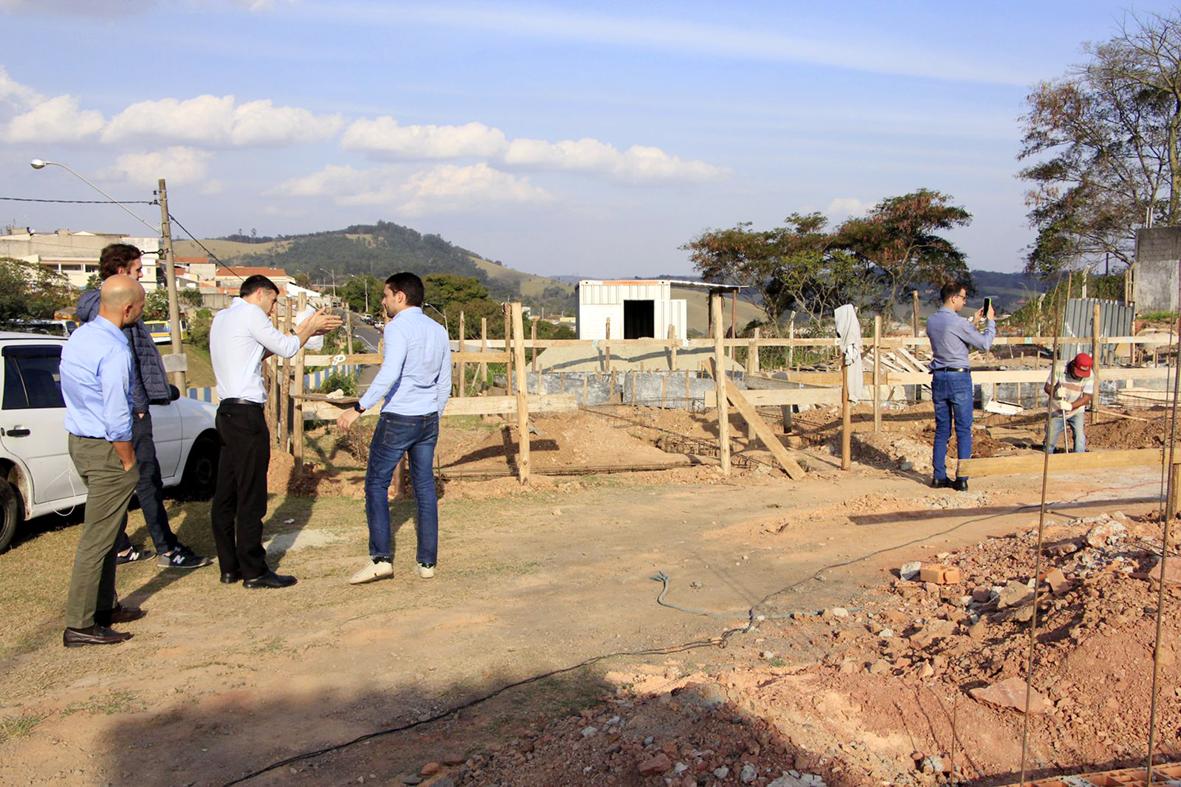 Obras em Itatiba, viabilizadas com verbas estaduais, são visitadas por subsecretário e equipe