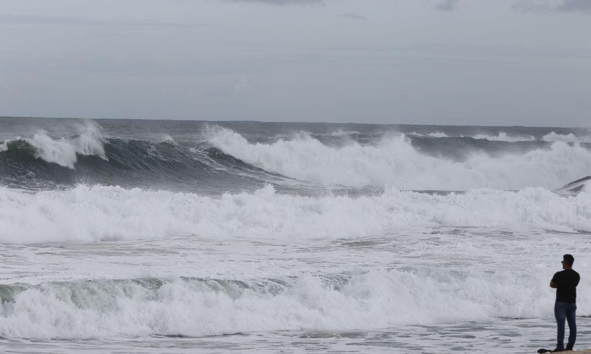 RJ: chegada de ciclone extratropical causa ventos fortes e estragos