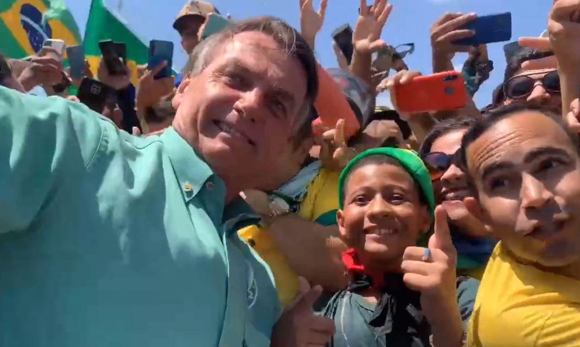 Bolsonaro critica políticos que mandaram ficar em casa na pandemia