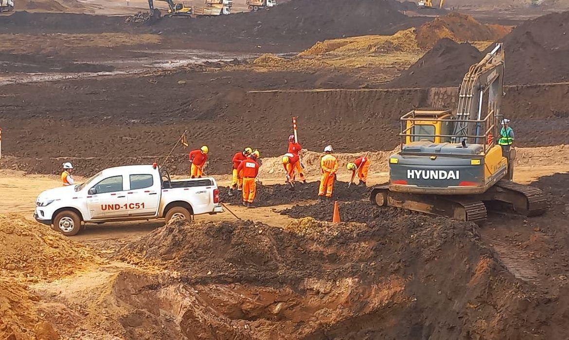 Bombeiros encontram crânio durante buscas em Brumadinho