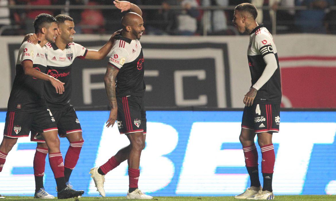 Brasileiro: São Paulo goleia Avaí por 4 a 0 no Morumbi