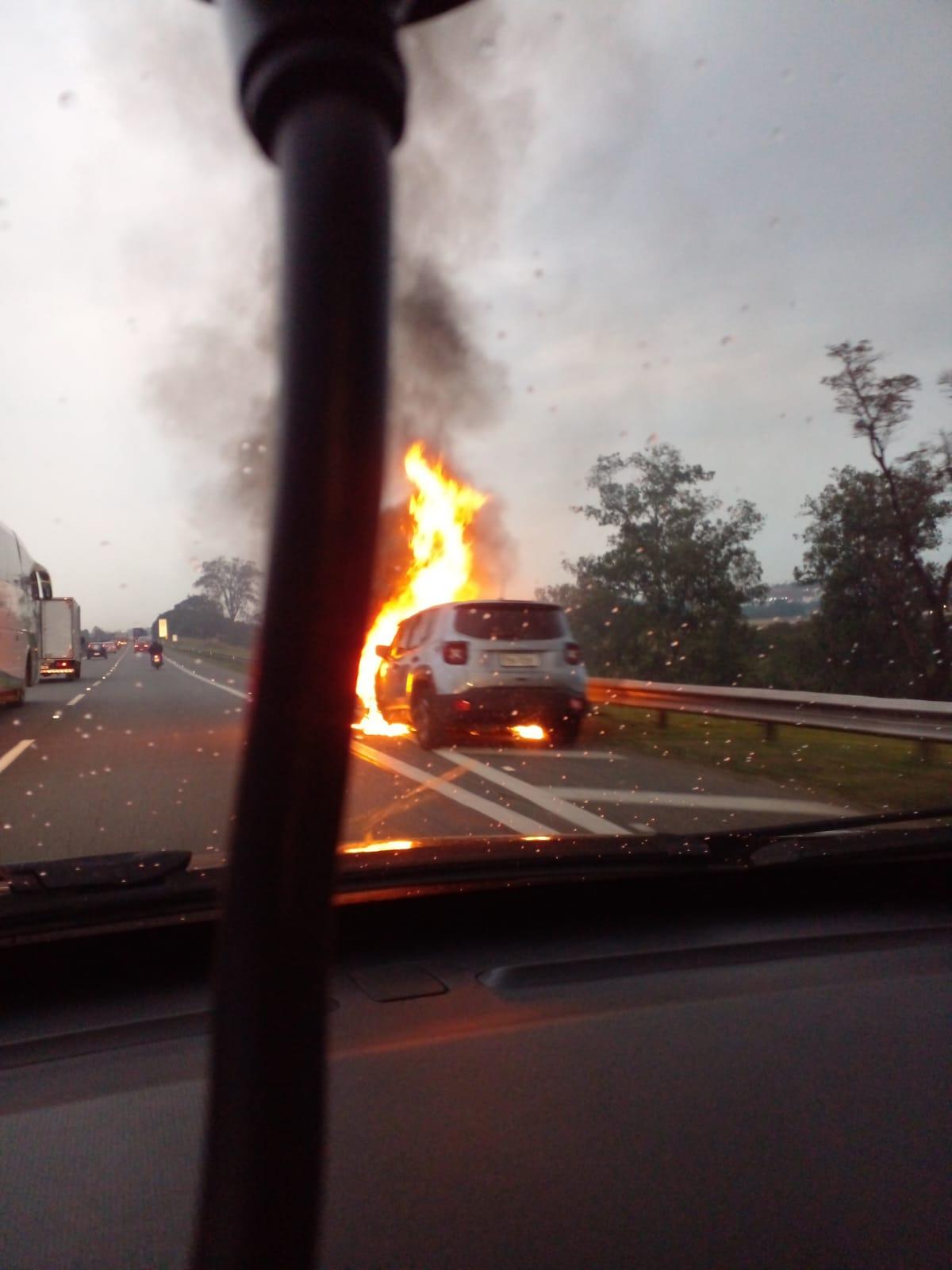 Carro pega fogo e interdita a Rodovia Anhanguera