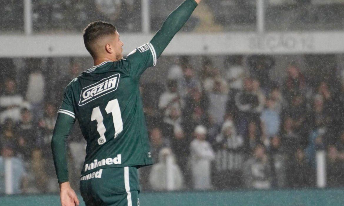 Com dois de Pedro Raul, Goiás vence e ultrapassa Santos no Brasileiro