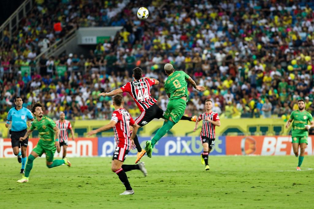 Com um a menos, São Paulo busca empate contra o Cuiabá