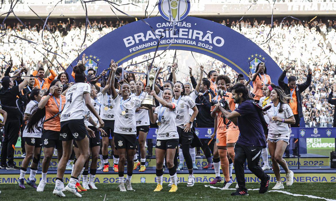 Corinthians goleia Inter para ficar com título do Brasileiro Feminino