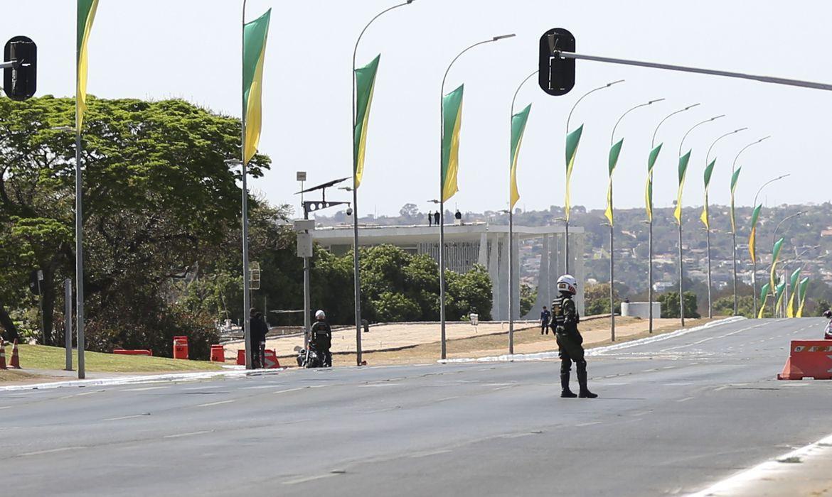 Esplanada dos Ministérios amanhece bloqueada para veículos