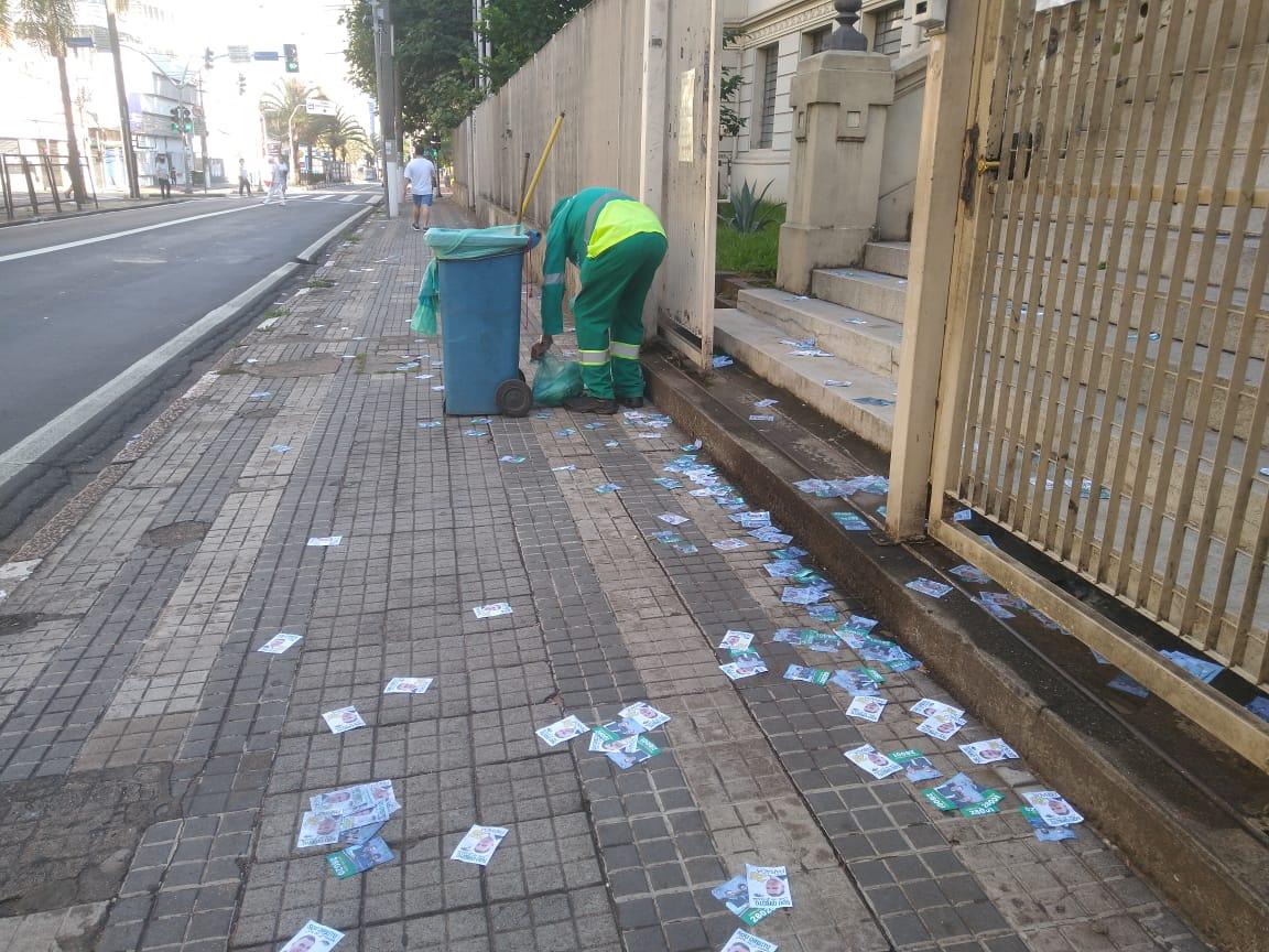 Lei prevê punição a candidatos que despejarem santinhos nas ruas no dia da Eleição