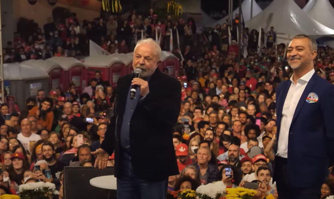 Lula promete zerar filas do INSS e melhorar índices de educação