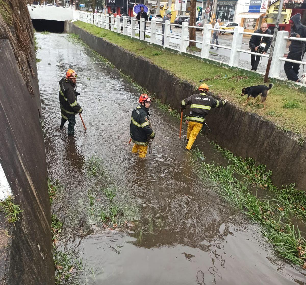 Morador de rua morre após ter mal súbito e ser levado por enxurrada em Valinhos