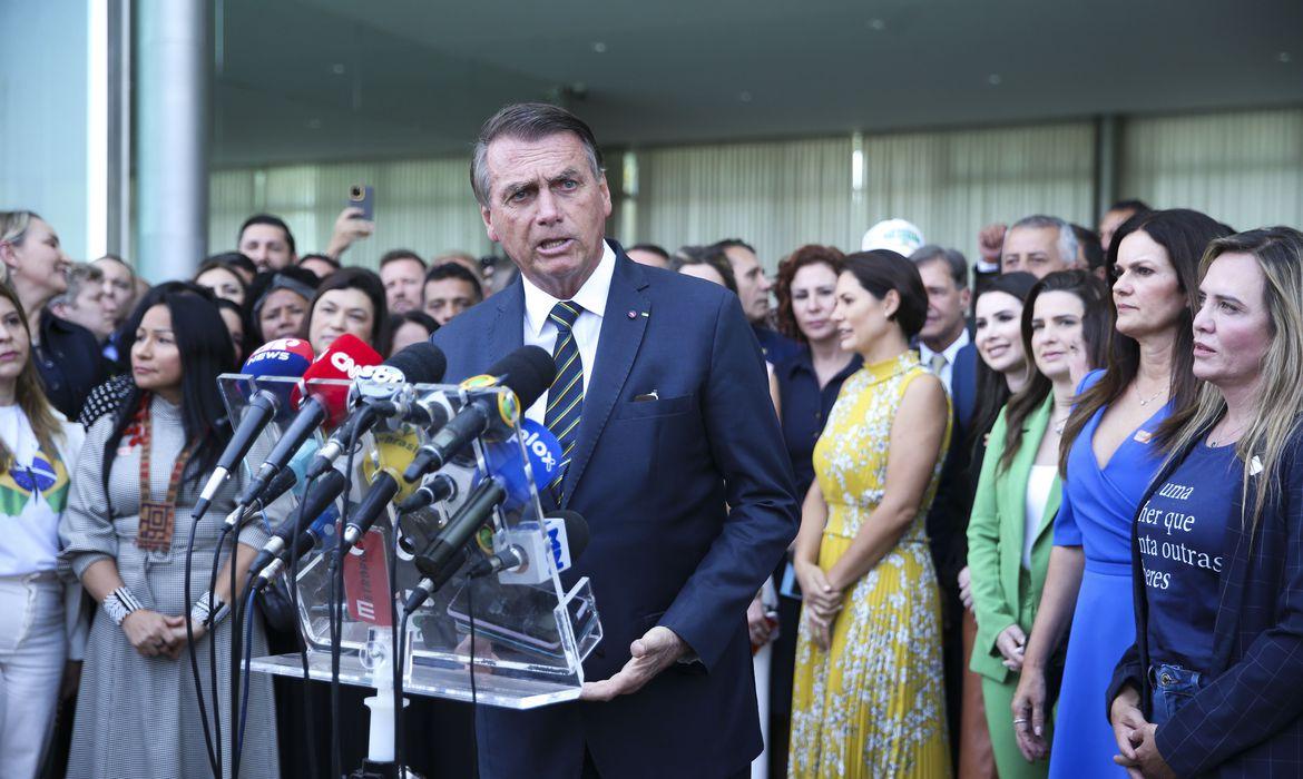 Bolsonaro recebe deputados federais reeleitos no Palácio da Alvorada