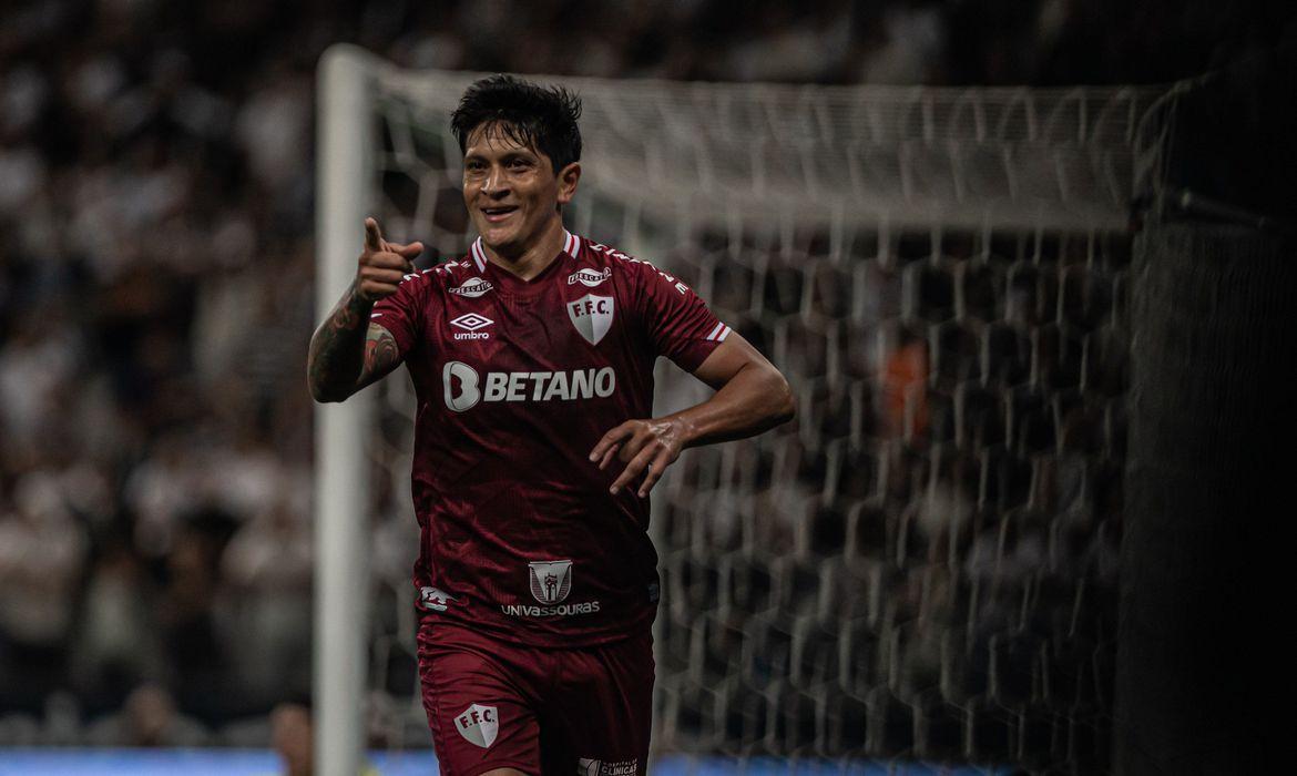 Cano decide e Fluminense derrota Corinthians em Itaquera