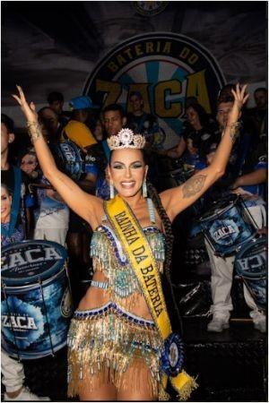 Carla Prata é coroada Rainha de Bateria da Acadêmicos do Tucuruvi