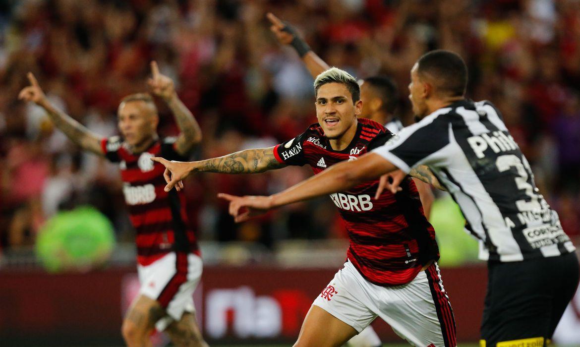 Com ajuda da arbitragem, Flamengo vence Santos antes da final da Libertadores