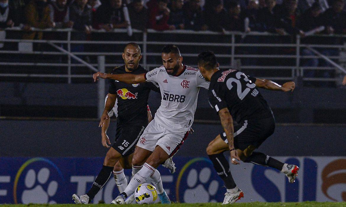 Com volta de titulares, Flamengo encara Bragantino pelo Brasileirão