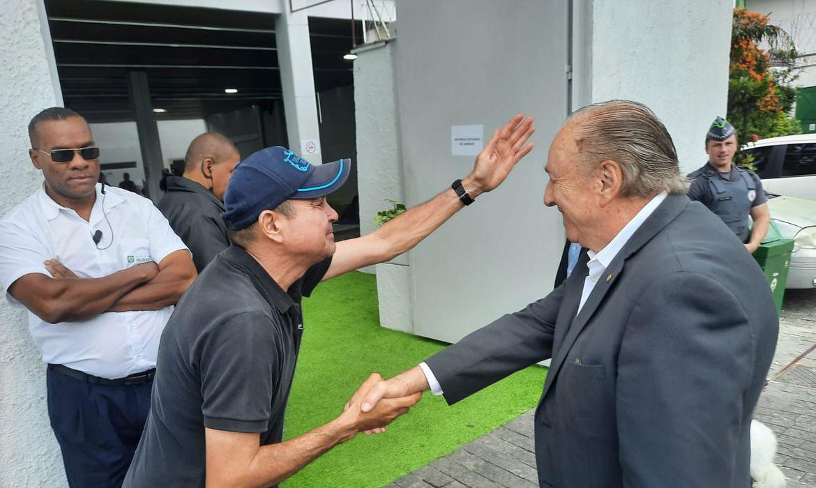 Constituinte Eymael vota em escola na cidade de São Paulo