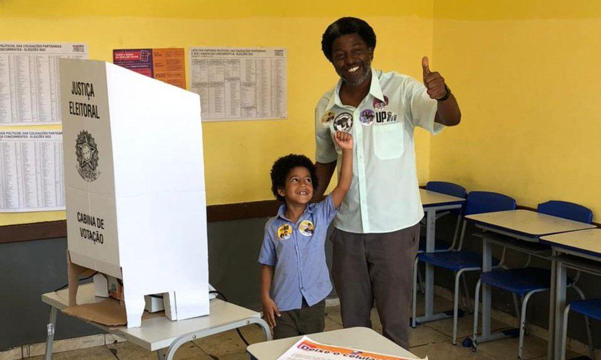 Leo Pericles vota em escola estadual em Belo Horizonte