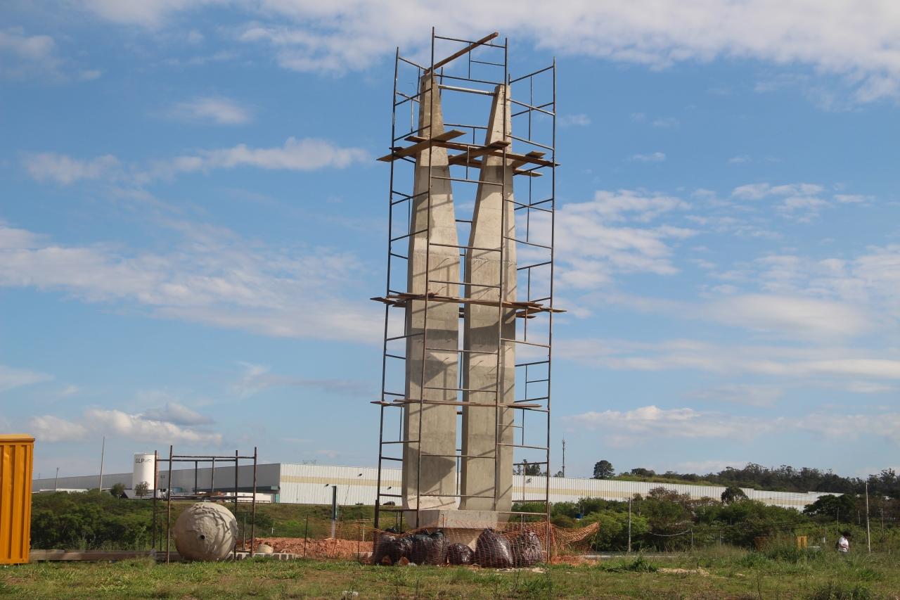 Louveira terá dois monumentos no trevo do km 71 da Anhanguera; projetos são do artista Adélio Sarro