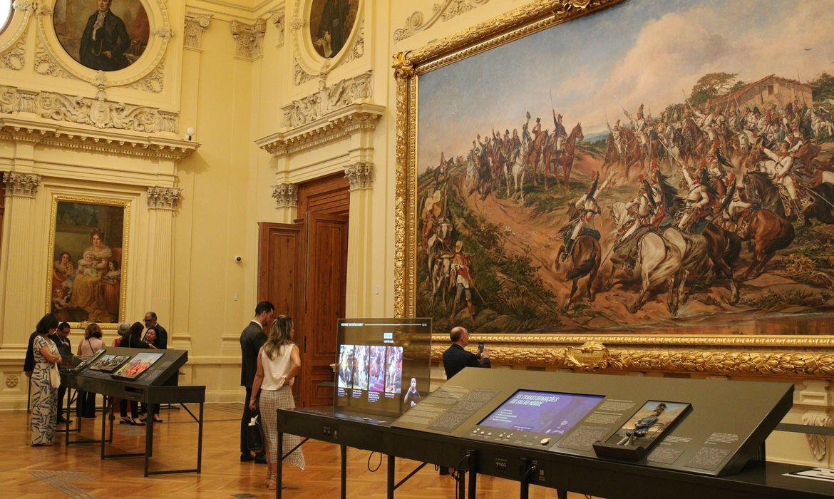 Museu do Ipiranga recebe visita de diplomatas