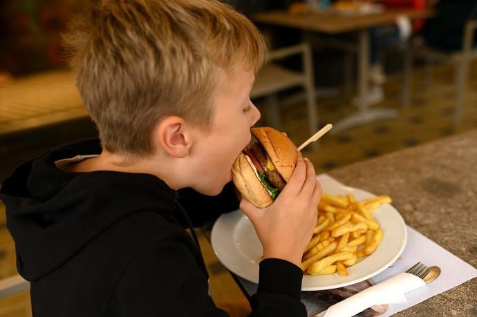 Obesidade atinge mais de 3 milhões de crianças e adolescentes no Brasil