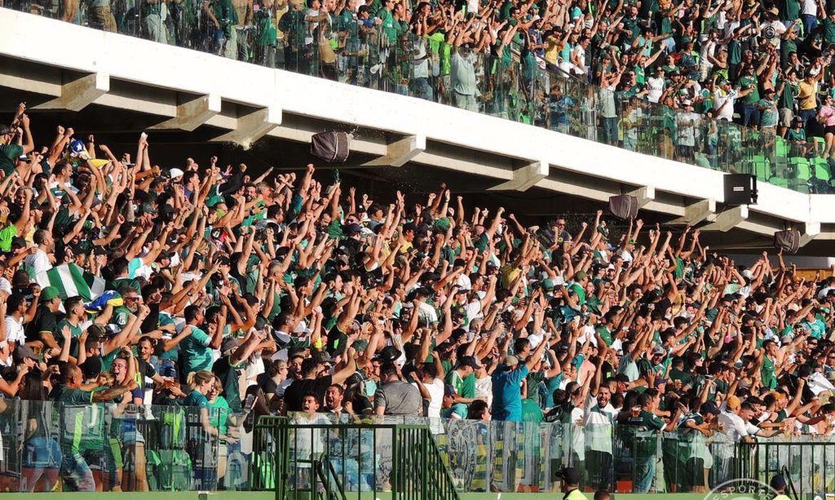 Polêmica sobre torcida única faz STJD suspender Goiás x Corinthians