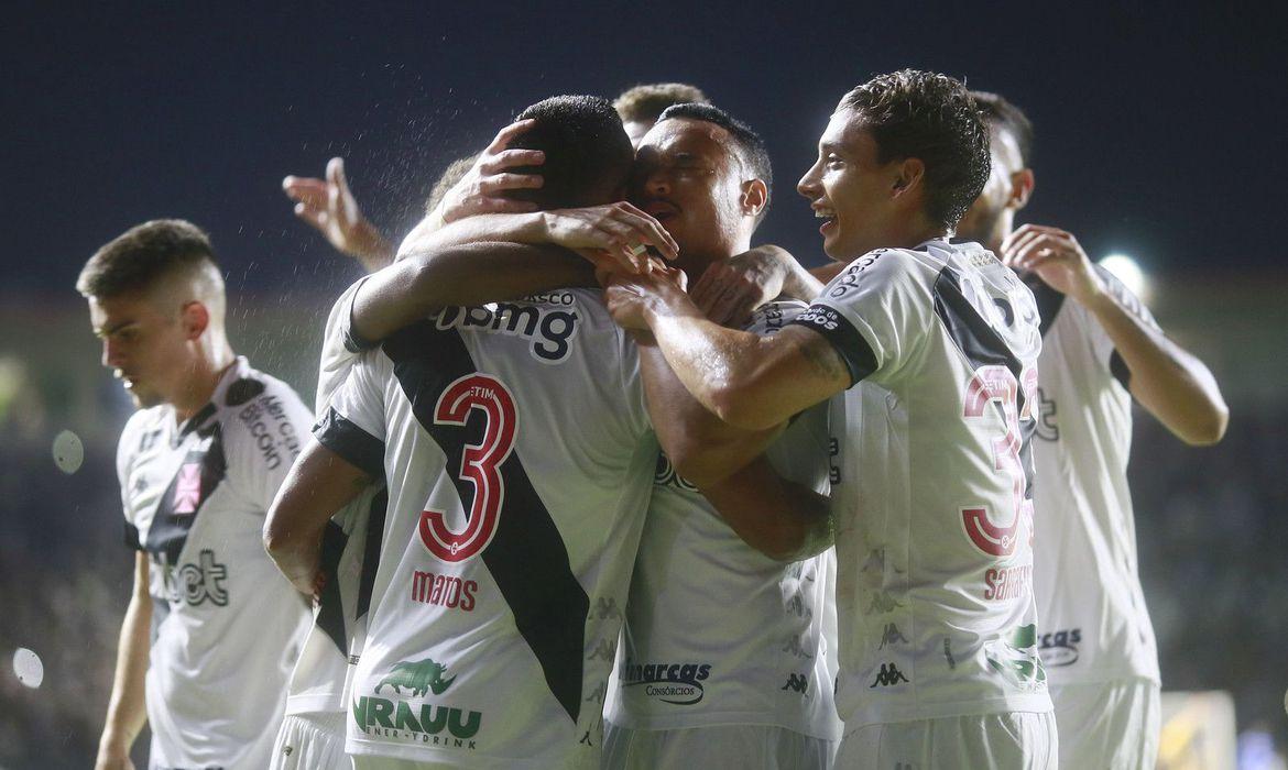 Vasco faz 3 a 0 no Novorizontino e abre vantagem no G4 da Série B