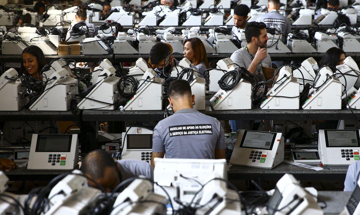 Votos brancos e nulos são descartados durante apuração