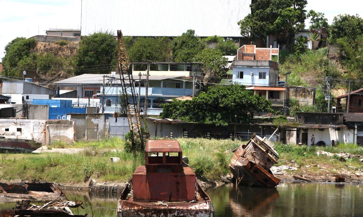 Acidente na Baía de Guanabara lança luz a problema ambiental e social