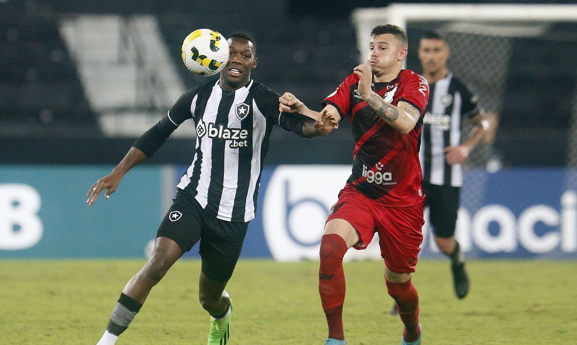 Athletico-PR e Botafogo medem forças em busca de vaga na Libertadores