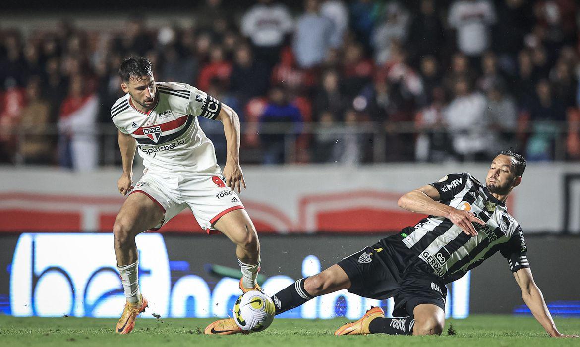 São Paulo marca no fim e arranca empate com o Corinthians - Jornal