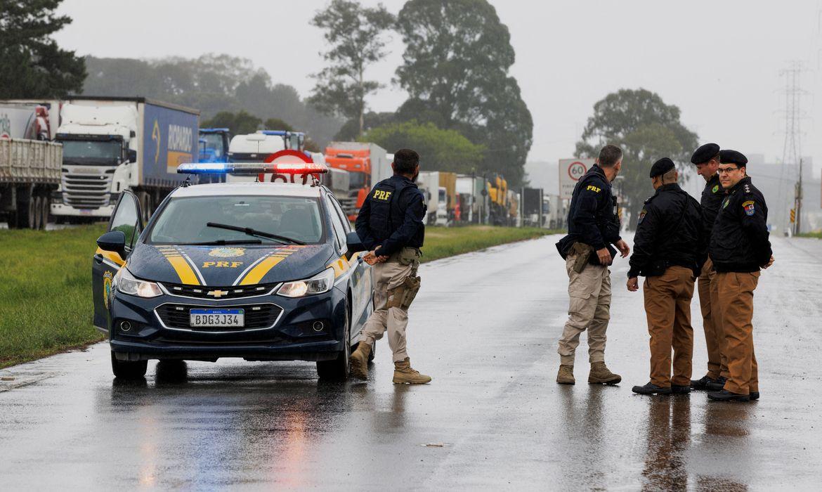 Brasil tem 16 estados com rodovias interditadas