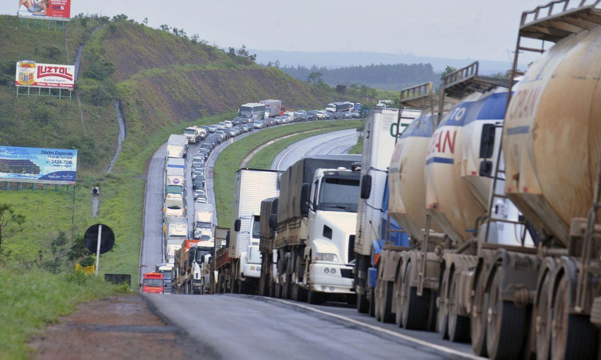 Caminhoneiros voltam a bloquear rodovias em ao menos três estados