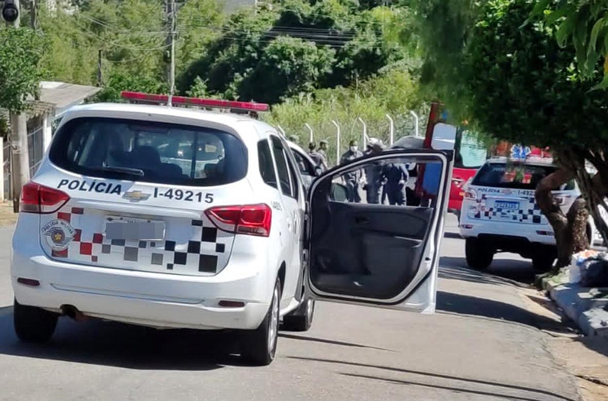 Homem avança com foice contra PMs e acaba morto no Santo Antonio