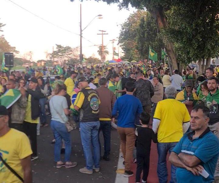 Manifestantes seguem com ato em frente à Escola de Cadetes de Campinas