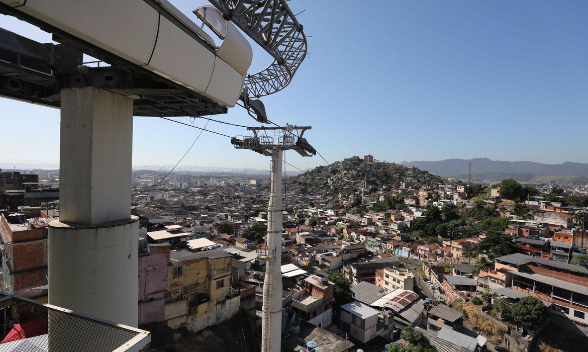 Moradores do Alemão e da Penha recebem 5 mil livros gratuitamente