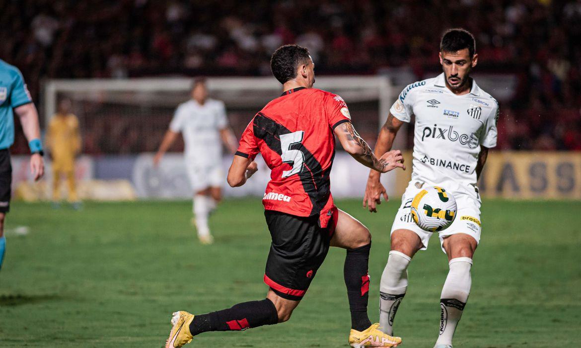 Santos derrota Atlético-GO e garante permanência na Série A