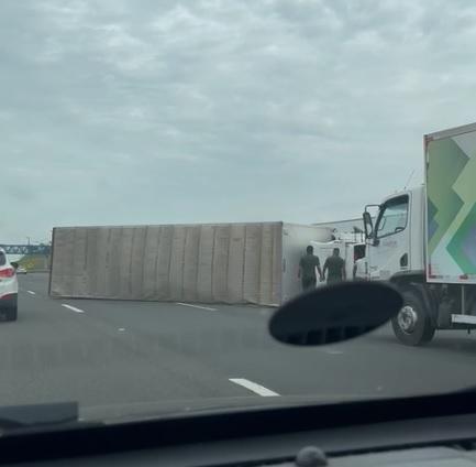 Caminhão tomba na Rodovia Dom Pedro e deixa uma vítima em estado grave