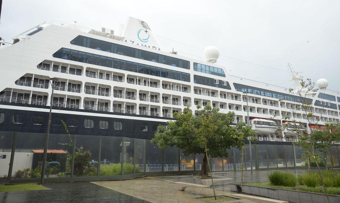 Chega ao Rio primeiro cruzeiro para réveillon em Copacabana