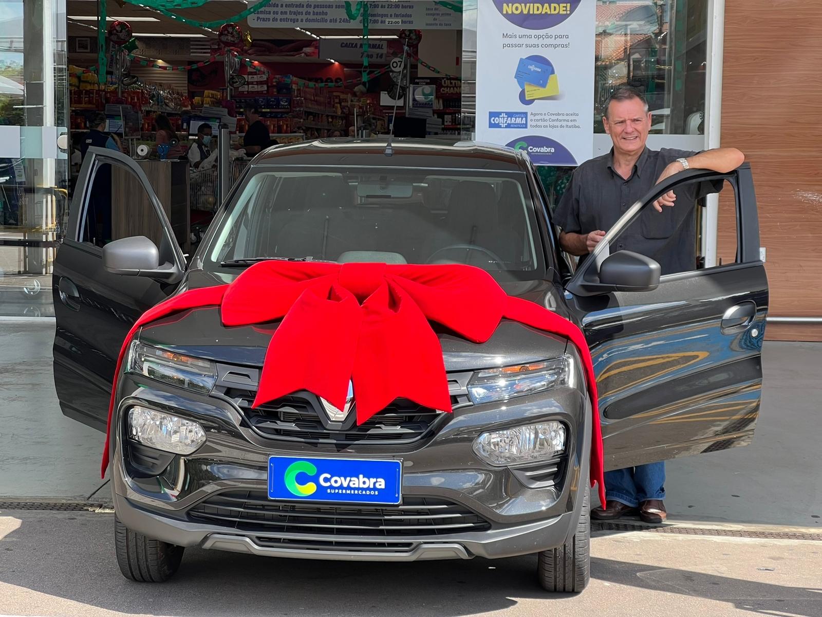 Covabra Supermercados entrega carro 0km para cliente de Itatiba sorteado no Aniversário do Bem