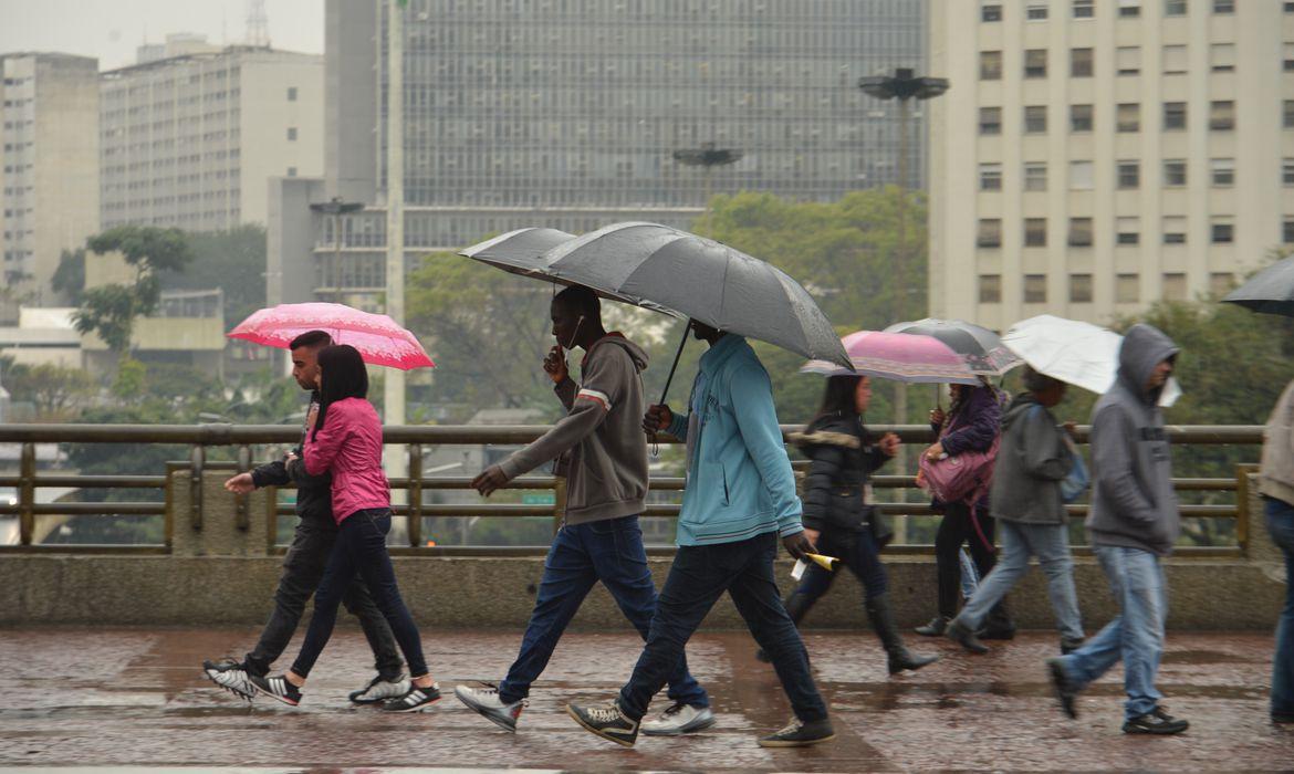 Desabamento mata duas pessoas em Osasco