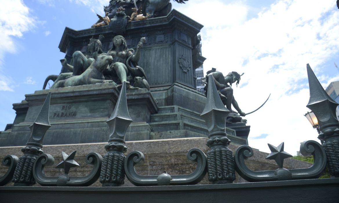 Monumento reinaugurado para o bicentenário é depredado no Rio