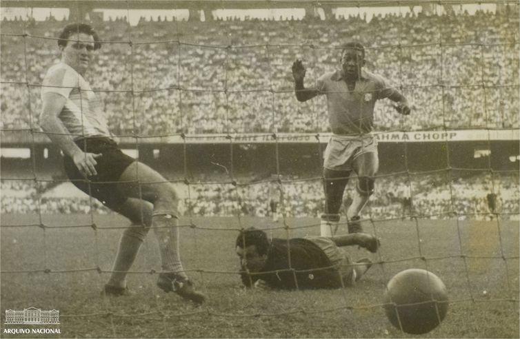 Pelé mudou os rumos do esporte mais popular do Brasil