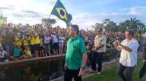 Pelo segundo dia, Bolsonaro aparece para apoiadores, mas fica em silêncio