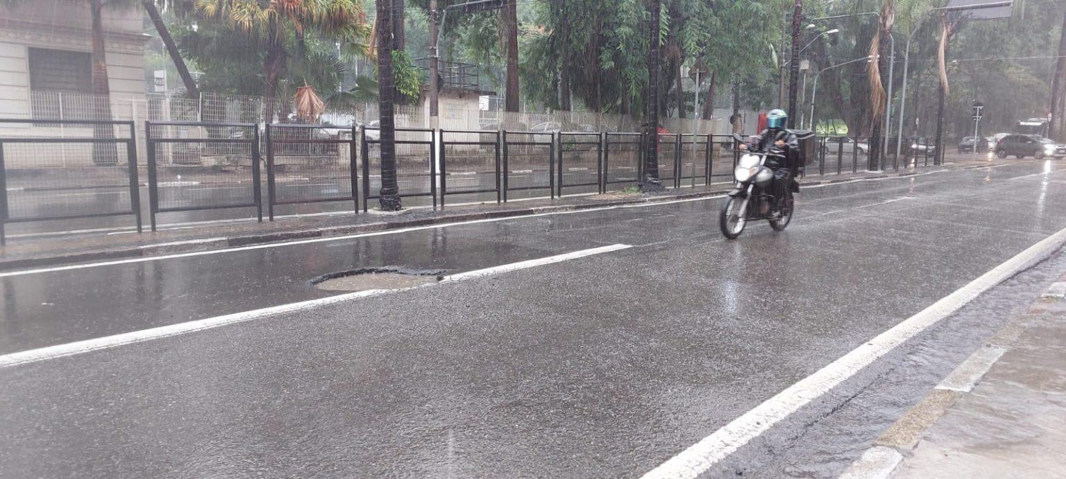 Chuvas reabrem buracos em avenidas no centro de Campinas